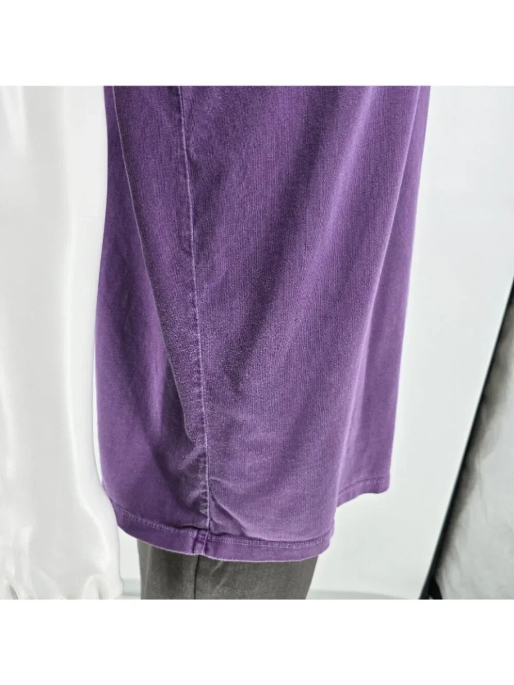 Y2K 2000s Guess Jeans Distressed Triangle Logo Purple Graphic T-Shirt (Medium) - Picture 10 of 14